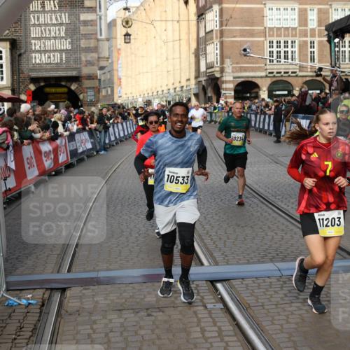 05.10.2025 - 20. swb-Marathon Bremen Yannick Fuchs http://msf.ph/oto/9253052 05.10.2025 10:54:21 Ziel 9402, 9574, 9900, 9935, 10234, 10402, 10533, 11151, 11203, 11347, 11449 meine-sportfotos.de
