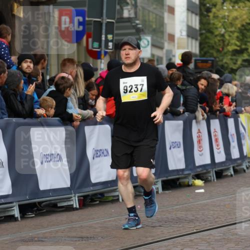 05.10.2025 - 20. swb-Marathon Bremen Strokosch-Dieckow http://msf.ph/oto/9253058 05.10.2025 11:01:47 Ziel 9189, 9237, 9294, 9365, 9655, 10004, 10370, 10558, 10903, 10904, 11647 meine-sportfotos.de