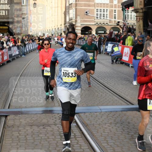 05.10.2025 - 20. swb-Marathon Bremen Yannick Fuchs http://msf.ph/oto/9253062 05.10.2025 10:54:22 Ziel 9402, 9574, 9900, 9935, 10234, 10402, 10533, 11203, 11347, 11449 meine-sportfotos.de