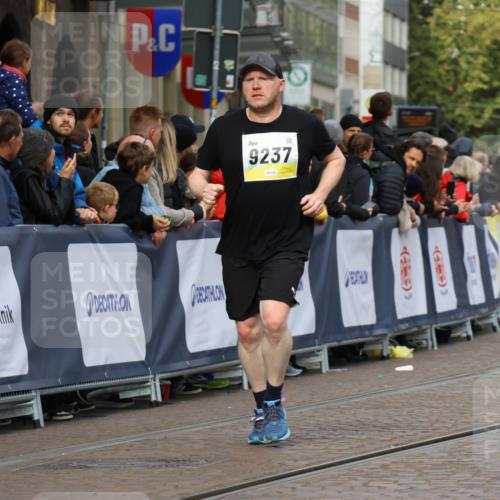 05.10.2025 - 20. swb-Marathon Bremen Strokosch-Dieckow http://msf.ph/oto/9253075 05.10.2025 11:01:47 Ziel 9189, 9237, 9294, 9365, 9655, 10004, 10370, 10558, 10903, 10904, 11647 meine-sportfotos.de