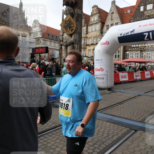05.10.2025 - 20. swb-Marathon Bremen Yannick Fuchs http://msf.ph/oto/9253080 05.10.2025 11:14:32 Ziel 9724, 9756, 9818, 9819, 10201, 10832, 11135, 11539 meine-sportfotos.de