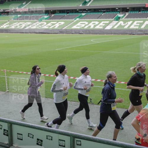 05.10.2025 - 20. swb-Marathon Bremen Michael Burmester http://msf.ph/oto/9253096 05.10.2025 10:41:59 Laufen im Stadion 7069, 8533, 8865, 9265, 9357, 9401, 9519, 9538, 9632, 9648, 9649, 9798, 9815, 9836, 9837, 9887, 9907, 9982, 10031, 10051, 10082, 10087, 10095, 10125, 10129, 10132, 10134, 10148, 10152, 10189, 10197, 10212, 10214, 10223, 10239, 10248, 10249, 10264, 10330, 10332, 10333, 10499, 10522, 10614, 10706, 10722, 10815, 10824, 10937, 10943, 10998, 11037, 11056, 11097, 11142, 11206, 11232, 11379, 11395, 11405, 11437, 11473, 11584, 11634, 9178, 9191, 9217, 9274, 9357, 11261 meine-sportfotos.de