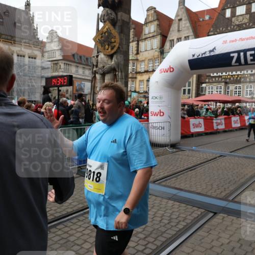 05.10.2025 - 20. swb-Marathon Bremen Yannick Fuchs http://msf.ph/oto/9253106 05.10.2025 11:14:32 Ziel 9724, 9756, 9818, 9819, 10201, 10832, 11135, 11539 meine-sportfotos.de