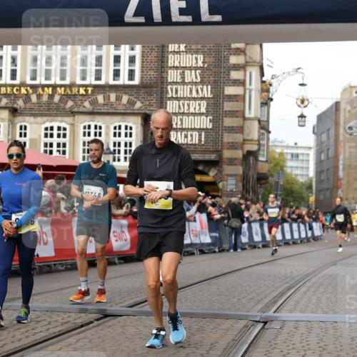 05.10.2025 - 20. swb-Marathon Bremen Yannick Fuchs http://msf.ph/oto/9253107 05.10.2025 10:45:30 Ziel 9290, 9396, 9885, 9963, 10447, 10634, 10898, 11346, 11403 meine-sportfotos.de