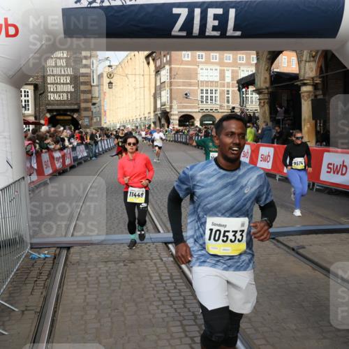05.10.2025 - 20. swb-Marathon Bremen Yannick Fuchs http://msf.ph/oto/9253113 05.10.2025 10:54:22 Ziel 9402, 9574, 9900, 9935, 10234, 10402, 10533, 11203, 11347, 11449 meine-sportfotos.de