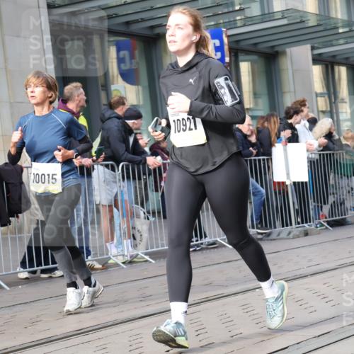 05.10.2025 - 20. swb-Marathon Bremen Strokosch-Dieckow http://msf.ph/oto/9253114 05.10.2025 10:55:41 Ziel 7147, 9521, 9541, 9811, 9855, 9871, 9950, 9968, 10006, 10009, 10015, 10253, 10385, 10394, 10610, 10641, 10654, 10664, 10675, 10758, 10921, 10959, 10989, 11052, 11095, 11148, 11366, 11439, 11620, 11626, 11630, 11693, 7147, 9521, 9541, 9811, 9855, 9871, 9950, 9968, 10006, 10009, 10015, 10253, 10385, 10394, 10610, 10641, 10654, 10664, 10675, 10758, 10921, 10959, 10989, 11052, 11095, 11148, 11366, 11620, 11630, 11693 meine-sportfotos.de