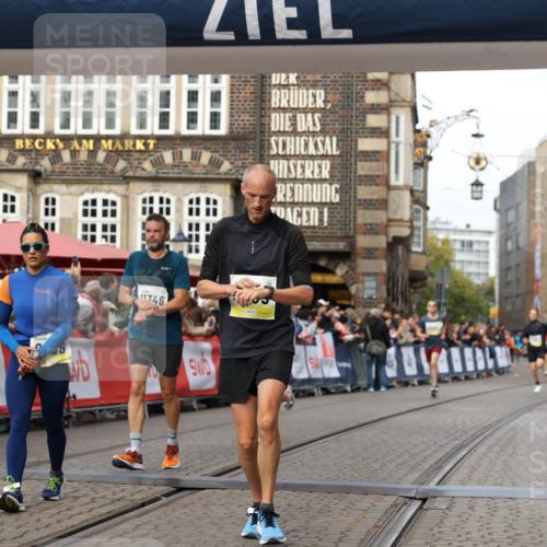 05.10.2025 - 20. swb-Marathon Bremen Yannick Fuchs http://msf.ph/oto/9253116 05.10.2025 10:45:30 Ziel 9290, 9396, 9885, 9963, 10447, 10634, 10898, 11346, 11403 meine-sportfotos.de