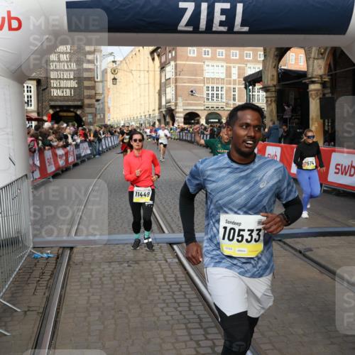 05.10.2025 - 20. swb-Marathon Bremen Yannick Fuchs http://msf.ph/oto/9253122 05.10.2025 10:54:22 Ziel 9402, 9574, 9900, 9935, 10234, 10402, 10533, 11203, 11347, 11449 meine-sportfotos.de