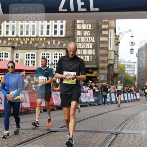 05.10.2025 - 20. swb-Marathon Bremen Yannick Fuchs http://msf.ph/oto/9253126 05.10.2025 10:45:30 Ziel 9290, 9396, 9885, 9963, 10447, 10634, 10898, 11346, 11403 meine-sportfotos.de