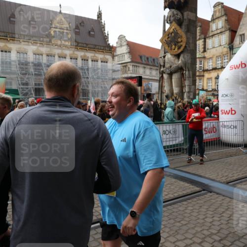 05.10.2025 - 20. swb-Marathon Bremen Yannick Fuchs http://msf.ph/oto/9253135 05.10.2025 11:14:33 Ziel 9756, 9818, 9819, 10201, 10832 meine-sportfotos.de