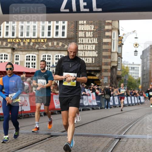 05.10.2025 - 20. swb-Marathon Bremen Yannick Fuchs http://msf.ph/oto/9253137 05.10.2025 10:45:30 Ziel 9290, 9396, 9885, 9963, 10447, 10634, 10898, 11346, 11403 meine-sportfotos.de
