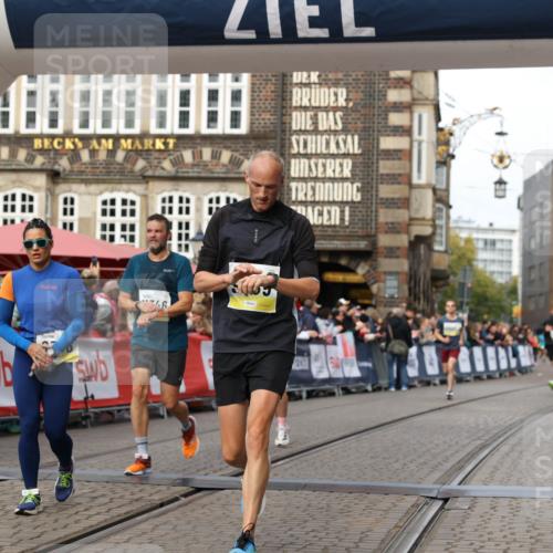 05.10.2025 - 20. swb-Marathon Bremen Yannick Fuchs http://msf.ph/oto/9253143 05.10.2025 10:45:31 Ziel 9396, 9885, 9963, 10447, 10634, 11346, 11403 meine-sportfotos.de