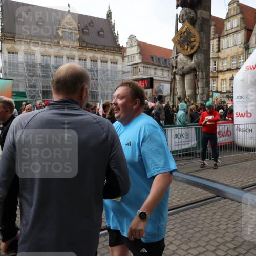 05.10.2025 - 20. swb-Marathon Bremen Yannick Fuchs http://msf.ph/oto/9253145 05.10.2025 11:14:33 Ziel 9756, 9818, 9819, 10201, 10832 meine-sportfotos.de