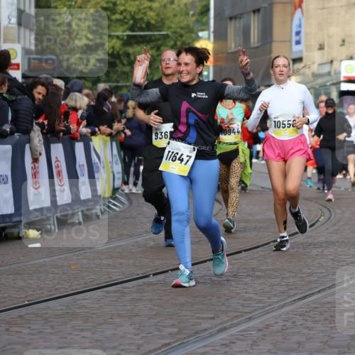 05.10.2025 - 20. swb-Marathon Bremen Strokosch-Dieckow http://msf.ph/oto/9253149 05.10.2025 11:01:48 Ziel 9189, 9237, 9365, 9655, 10004, 10558, 10903, 10904, 11647 meine-sportfotos.de