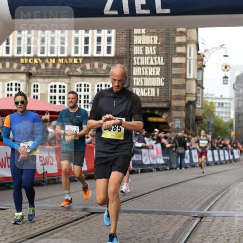 05.10.2025 - 20. swb-Marathon Bremen Yannick Fuchs http://msf.ph/oto/9253154 05.10.2025 10:45:31 Ziel 9396, 9885, 9963, 10447, 10634, 11346, 11403 meine-sportfotos.de