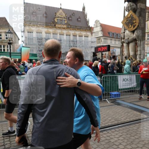 05.10.2025 - 20. swb-Marathon Bremen Yannick Fuchs http://msf.ph/oto/9253161 05.10.2025 11:14:33 Ziel 9756, 9818, 9819, 10201, 10832 meine-sportfotos.de