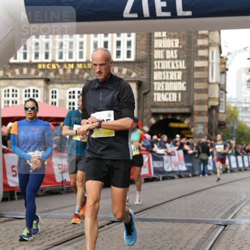 05.10.2025 - 20. swb-Marathon Bremen Yannick Fuchs http://msf.ph/oto/9253167 05.10.2025 10:45:31 Ziel 9396, 9885, 9963, 10447, 10634, 11346, 11403 meine-sportfotos.de