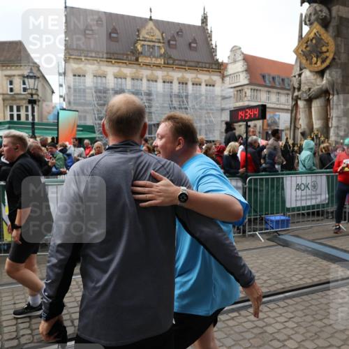 05.10.2025 - 20. swb-Marathon Bremen Yannick Fuchs http://msf.ph/oto/9253172 05.10.2025 11:14:33 Ziel 9756, 9818, 9819, 10201, 10832 meine-sportfotos.de