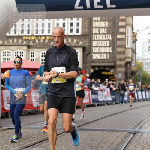05.10.2025 - 20. swb-Marathon Bremen Yannick Fuchs http://msf.ph/oto/9253174 05.10.2025 10:45:31 Ziel 9396, 9885, 9963, 10447, 10634, 11346, 11403 meine-sportfotos.de