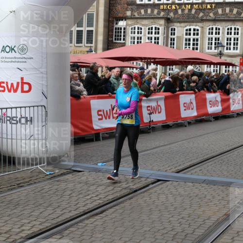 05.10.2025 - 20. swb-Marathon Bremen Yannick Fuchs http://msf.ph/oto/9253181 05.10.2025 11:14:34 Ziel 9756, 9818, 9819, 10292, 11072 meine-sportfotos.de