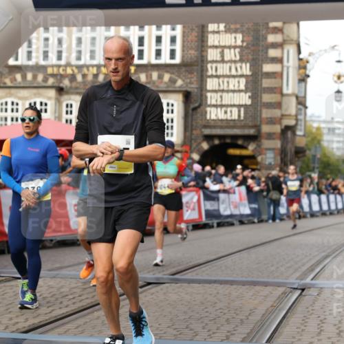 05.10.2025 - 20. swb-Marathon Bremen Yannick Fuchs http://msf.ph/oto/9253191 05.10.2025 10:45:31 Ziel 9396, 9885, 9963, 10447, 10634, 11346, 11403 meine-sportfotos.de