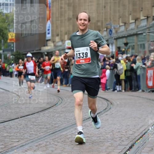 05.10.2025 - 20. swb-Marathon Bremen Strokosch-Dieckow http://msf.ph/oto/9253246 05.10.2025 12:51:23 Ziel 218, 1339, 5625, 8099 meine-sportfotos.de