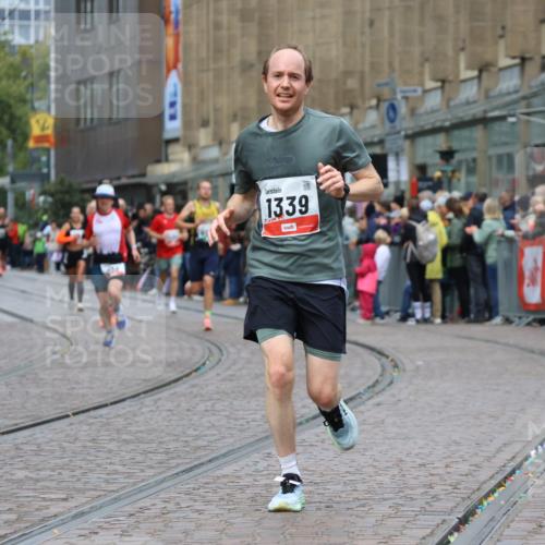 05.10.2025 - 20. swb-Marathon Bremen Strokosch-Dieckow http://msf.ph/oto/9253273 05.10.2025 12:51:23 Ziel 218, 1339, 5625, 8099 meine-sportfotos.de