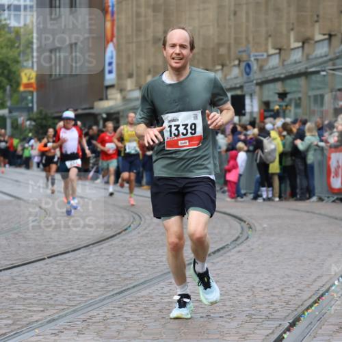 05.10.2025 - 20. swb-Marathon Bremen Strokosch-Dieckow http://msf.ph/oto/9253304 05.10.2025 12:51:23 Ziel 218, 1339, 5625, 8099 meine-sportfotos.de