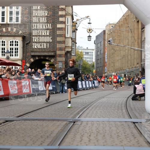 05.10.2025 - 20. swb-Marathon Bremen Yannick Fuchs http://msf.ph/oto/9253326 05.10.2025 10:45:33 Ziel 9396, 9885, 10447, 10634, 11346, 11403, 11585 meine-sportfotos.de