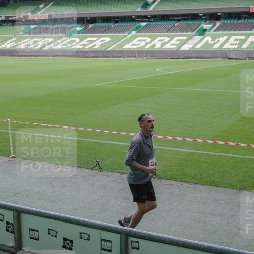 05.10.2025 - 20. swb-Marathon Bremen Michael Burmester http://msf.ph/oto/9253359 05.10.2025 10:42:07 Laufen im Stadion 7069, 8533, 8865, 9265, 9519, 9538, 9632, 9648, 9649, 9798, 9815, 9836, 9837, 9907, 9945, 9972, 9982, 9999, 10031, 10051, 10082, 10087, 10095, 10125, 10129, 10132, 10134, 10148, 10189, 10212, 10214, 10223, 10239, 10248, 10264, 10333, 10365, 10366, 10415, 10499, 10522, 10684, 10706, 10722, 10815, 10824, 10937, 10943, 10998, 11037, 11056, 11097, 11126, 11142, 11172, 11206, 11232, 11379, 11395, 11405, 11437, 11473, 11584, 11634, 9217, 9274, 9357, 11261 meine-sportfotos.de