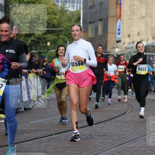 05.10.2025 - 20. swb-Marathon Bremen Strokosch-Dieckow http://msf.ph/oto/9253391 05.10.2025 11:01:50 Ziel 9237, 9365, 9655, 10004, 10558, 10837, 11415, 11647 meine-sportfotos.de