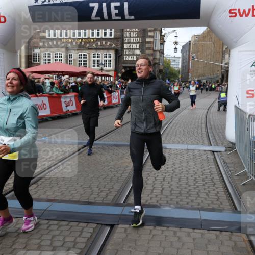 05.10.2025 - 20. swb-Marathon Bremen Yannick Fuchs http://msf.ph/oto/9253393 05.10.2025 11:14:39 Ziel 9756, 10292, 11072, 11139 meine-sportfotos.de