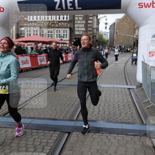 05.10.2025 - 20. swb-Marathon Bremen Yannick Fuchs http://msf.ph/oto/9253405 05.10.2025 11:14:39 Ziel 9756, 10292, 11072, 11139 meine-sportfotos.de
