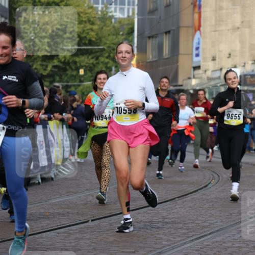 05.10.2025 - 20. swb-Marathon Bremen Strokosch-Dieckow http://msf.ph/oto/9253411 05.10.2025 11:01:50 Ziel 9237, 9365, 9655, 10004, 10558, 10837, 11415, 11647 meine-sportfotos.de