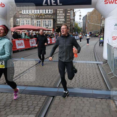 05.10.2025 - 20. swb-Marathon Bremen Yannick Fuchs http://msf.ph/oto/9253418 05.10.2025 11:14:39 Ziel 9756, 10292, 11072, 11139 meine-sportfotos.de