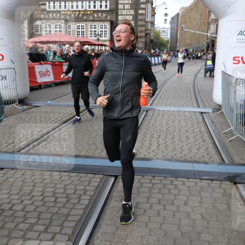 05.10.2025 - 20. swb-Marathon Bremen Yannick Fuchs http://msf.ph/oto/9253428 05.10.2025 11:14:39 Ziel 9756, 10292, 11072, 11139 meine-sportfotos.de
