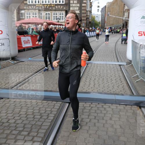 05.10.2025 - 20. swb-Marathon Bremen Yannick Fuchs http://msf.ph/oto/9253443 05.10.2025 11:14:39 Ziel 9756, 10292, 11072, 11139 meine-sportfotos.de