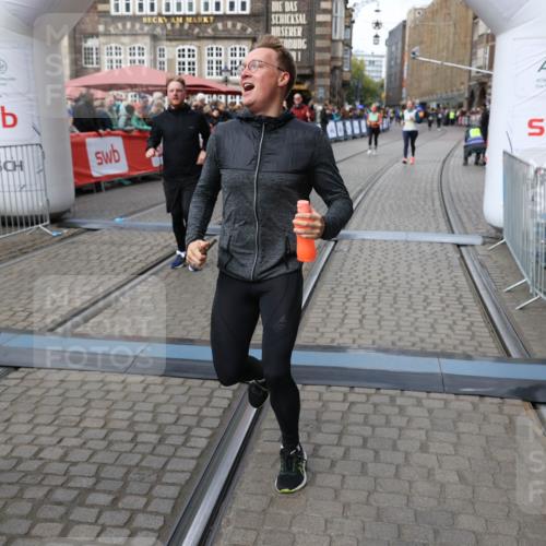 05.10.2025 - 20. swb-Marathon Bremen Yannick Fuchs http://msf.ph/oto/9253449 05.10.2025 11:14:39 Ziel 9756, 10292, 11072, 11139 meine-sportfotos.de
