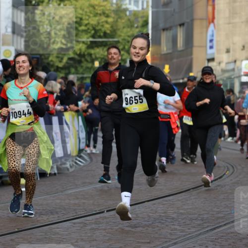 05.10.2025 - 20. swb-Marathon Bremen Strokosch-Dieckow http://msf.ph/oto/9253451 05.10.2025 11:01:53 Ziel 9237, 9365, 9655, 10558, 10837, 10944, 11415, 11647 meine-sportfotos.de