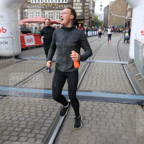 05.10.2025 - 20. swb-Marathon Bremen Yannick Fuchs http://msf.ph/oto/9253458 05.10.2025 11:14:39 Ziel 9756, 10292, 11072, 11139 meine-sportfotos.de