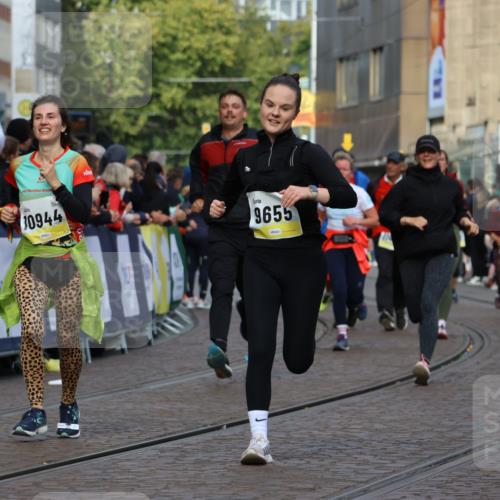 05.10.2025 - 20. swb-Marathon Bremen Strokosch-Dieckow http://msf.ph/oto/9253473 05.10.2025 11:01:53 Ziel 9237, 9365, 9655, 10558, 10837, 10944, 11415, 11647 meine-sportfotos.de