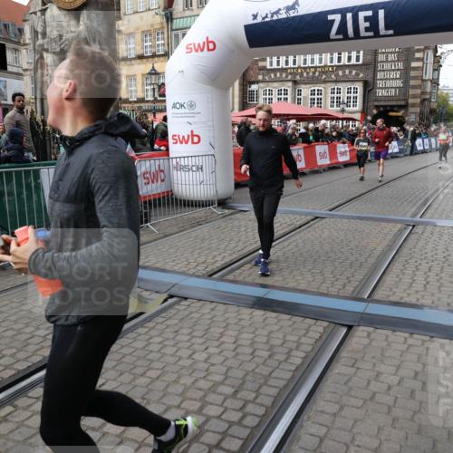 05.10.2025 - 20. swb-Marathon Bremen Yannick Fuchs http://msf.ph/oto/9253493 05.10.2025 11:14:40 Ziel 9756, 10292, 10722, 11072, 11139, 11473 meine-sportfotos.de