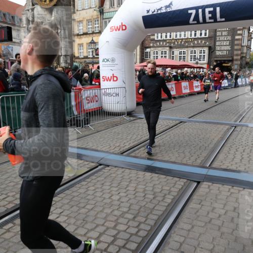 05.10.2025 - 20. swb-Marathon Bremen Yannick Fuchs http://msf.ph/oto/9253503 05.10.2025 11:14:40 Ziel 9756, 10292, 10722, 11072, 11139, 11473 meine-sportfotos.de
