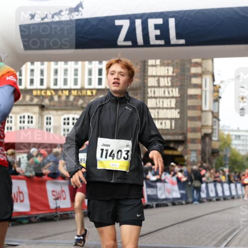 05.10.2025 - 20. swb-Marathon Bremen Yannick Fuchs http://msf.ph/oto/9253525 05.10.2025 10:45:35 Ziel 9396, 9885, 10447, 11346, 11403, 11585 meine-sportfotos.de