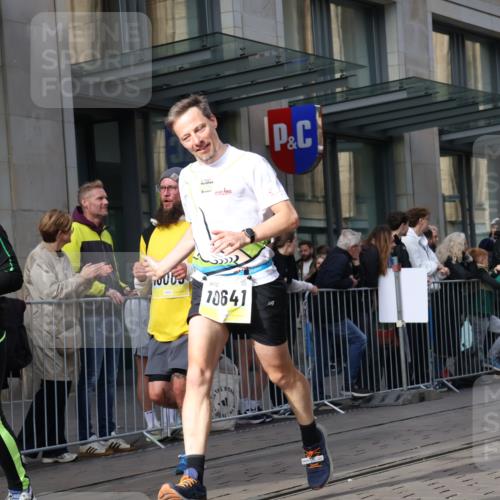 05.10.2025 - 20. swb-Marathon Bremen Strokosch-Dieckow http://msf.ph/oto/9253532 05.10.2025 10:55:53 Ziel 9258, 9424, 9541, 9783, 9811, 9855, 9950, 9968, 10006, 10009, 10015, 10028, 10191, 10196, 10394, 10424, 10590, 10641, 10664, 10675, 10959, 10989, 10992, 11095, 11148, 11364, 11366, 11554, 11620, 11626, 11630, 11662, 11693, 11723, 11741, 9258, 9424, 9541, 9783, 9811, 9855, 9950, 9968, 10006, 10009, 10015, 10028, 10191, 10196, 10394, 10424, 10590, 10641, 10664, 10675, 10959, 10989, 10992, 11095, 11148, 11364, 11366, 11554, 11620, 11630, 11662, 11693 meine-sportfotos.de