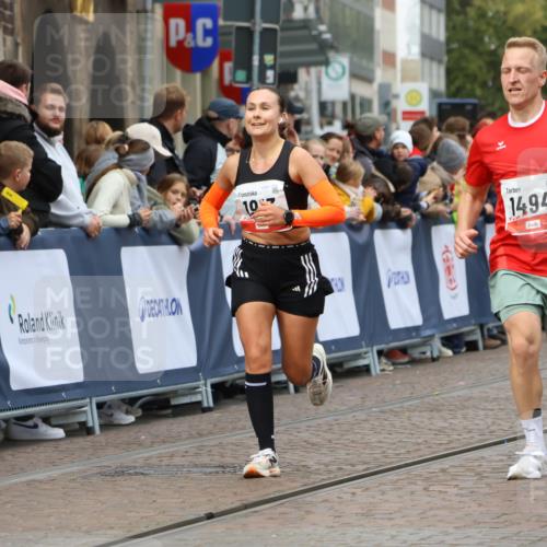 05.10.2025 - 20. swb-Marathon Bremen Strokosch-Dieckow http://msf.ph/oto/9253540 05.10.2025 12:51:36 Ziel 1494, 1814, 1913, 5582 meine-sportfotos.de