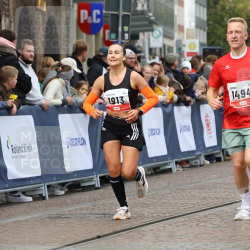 05.10.2025 - 20. swb-Marathon Bremen Strokosch-Dieckow http://msf.ph/oto/9253556 05.10.2025 12:51:36 Ziel 1494, 1814, 1913, 5582 meine-sportfotos.de