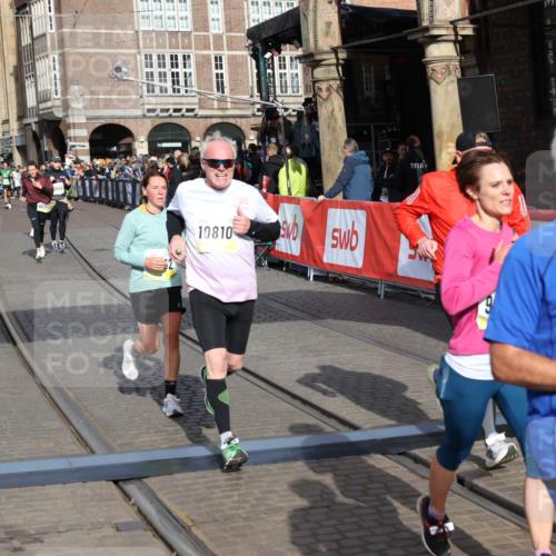 05.10.2025 - 20. swb-Marathon Bremen Yannick Fuchs http://msf.ph/oto/9253560 05.10.2025 10:54:35 Ziel 9392, 9407, 9633, 10032, 10097, 10810, 11040, 11271 meine-sportfotos.de