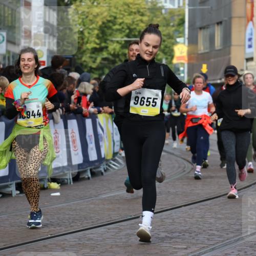 05.10.2025 - 20. swb-Marathon Bremen Strokosch-Dieckow http://msf.ph/oto/9253563 05.10.2025 11:01:53 Ziel 9237, 9365, 9655, 10558, 10837, 10944, 11415, 11647 meine-sportfotos.de