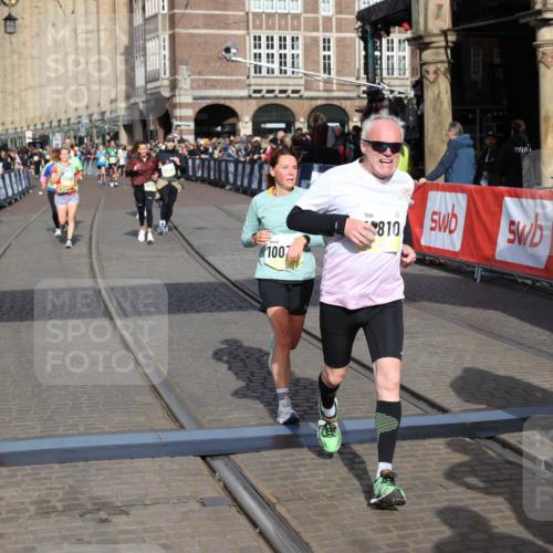 05.10.2025 - 20. swb-Marathon Bremen Yannick Fuchs http://msf.ph/oto/9253573 05.10.2025 10:54:35 Ziel 9392, 9407, 9633, 10032, 10097, 10810, 11040, 11271 meine-sportfotos.de